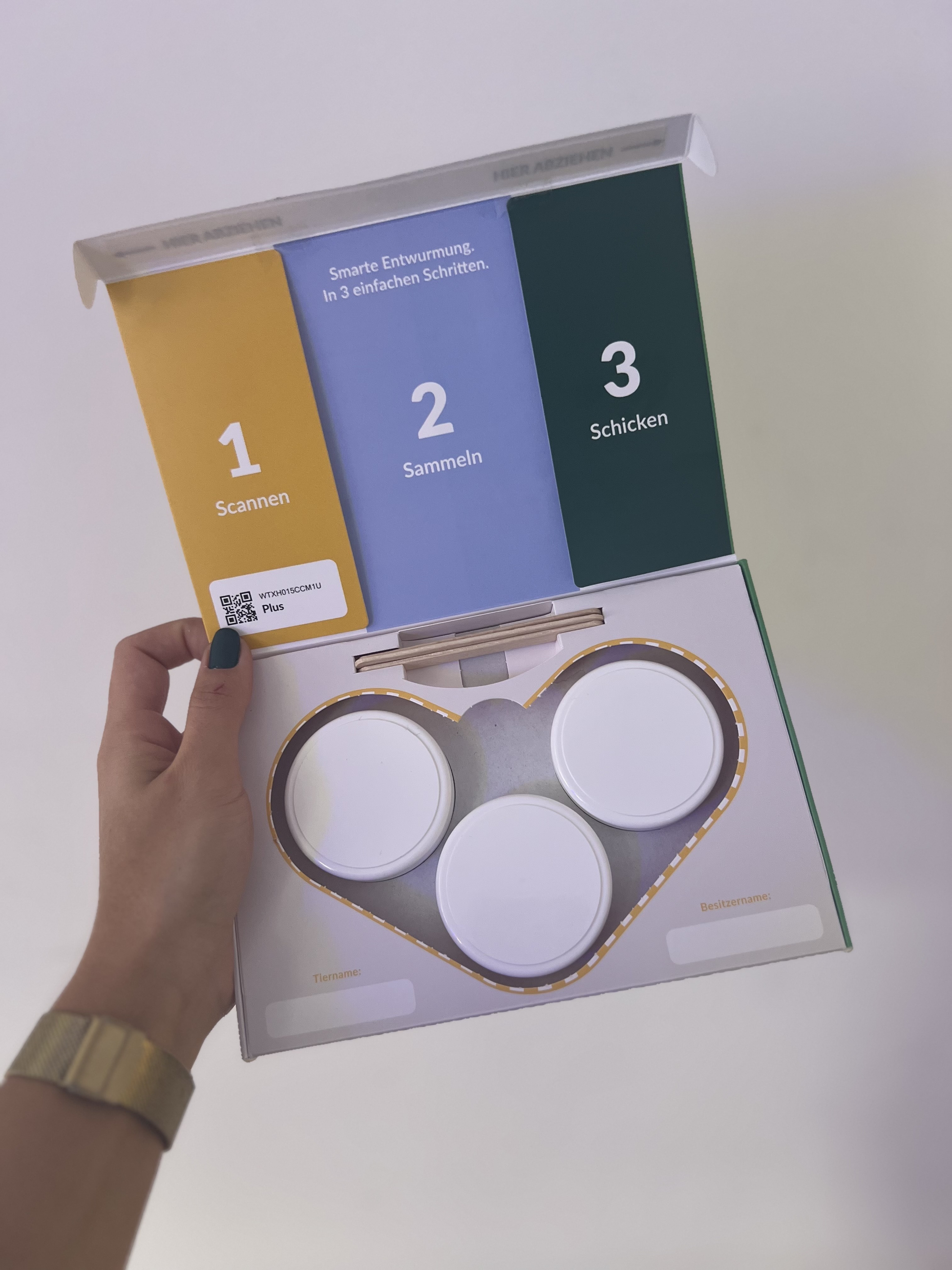 Geöffnetes Vetevo-Testkit mit den drei Sammeldosen